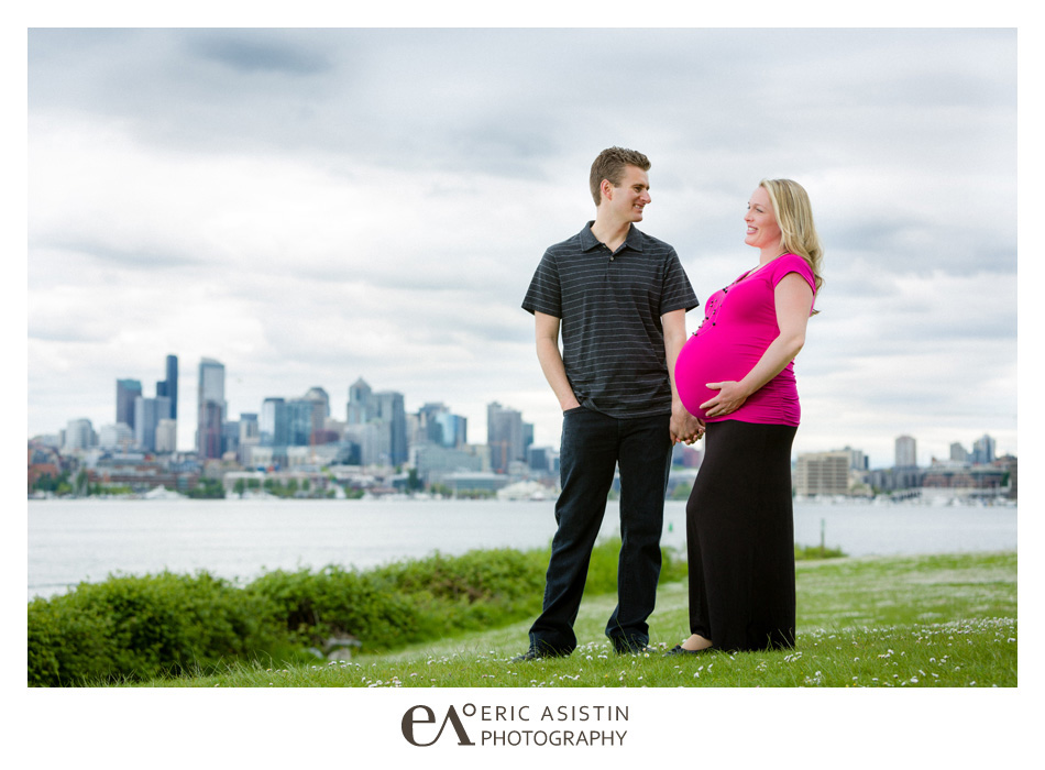 Seattle Wa Lifestyle Maternity Session at Gasworks Park over looking downtown